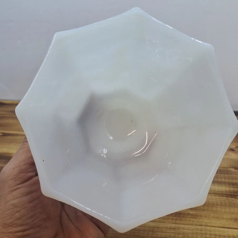 Vintage Anchor Hocking Milk Glass Candy Dish with Lid. Grape Pattern.‎